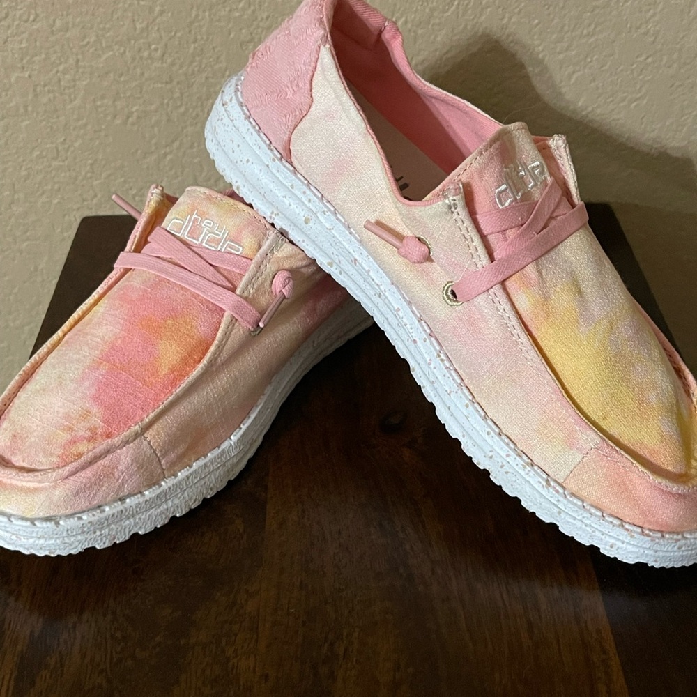 Ladies Hey Dude size 7 Never worn!